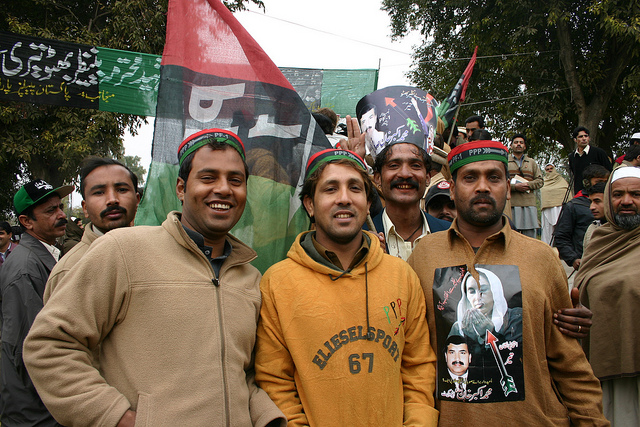 Crowd in Pakistan. Image via Flickr by boellstiftung