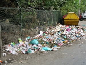 Street filled with litter in Srinagar, India (Image: artist in doing nothing / Flickr)