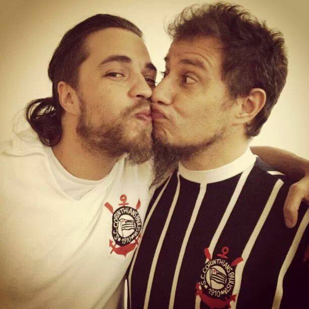 Artists launch protest by kissing for the campaign #SheikTamoJunto.